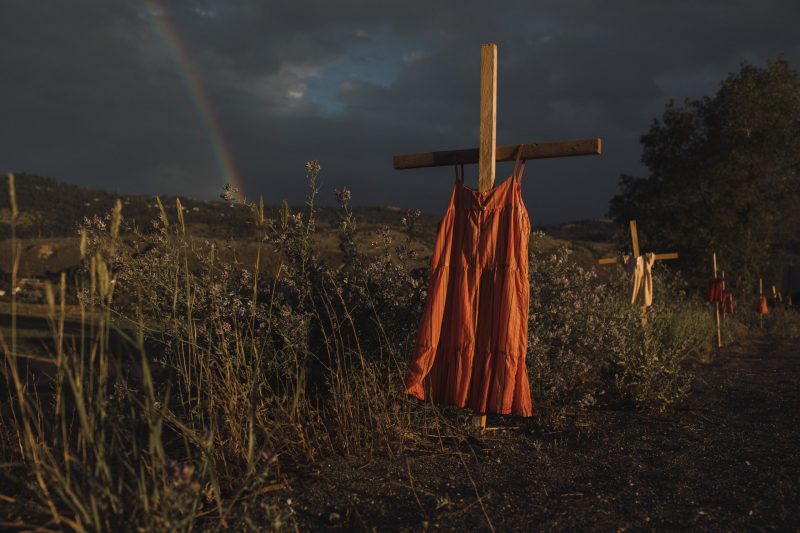 拼盘2图／红裙与十字架：加拿大女摄影师作品获得世界新闻摄影年度照片大奖