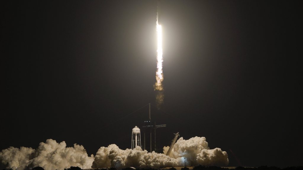 SpaceX火箭升空 送４太空人至太空站