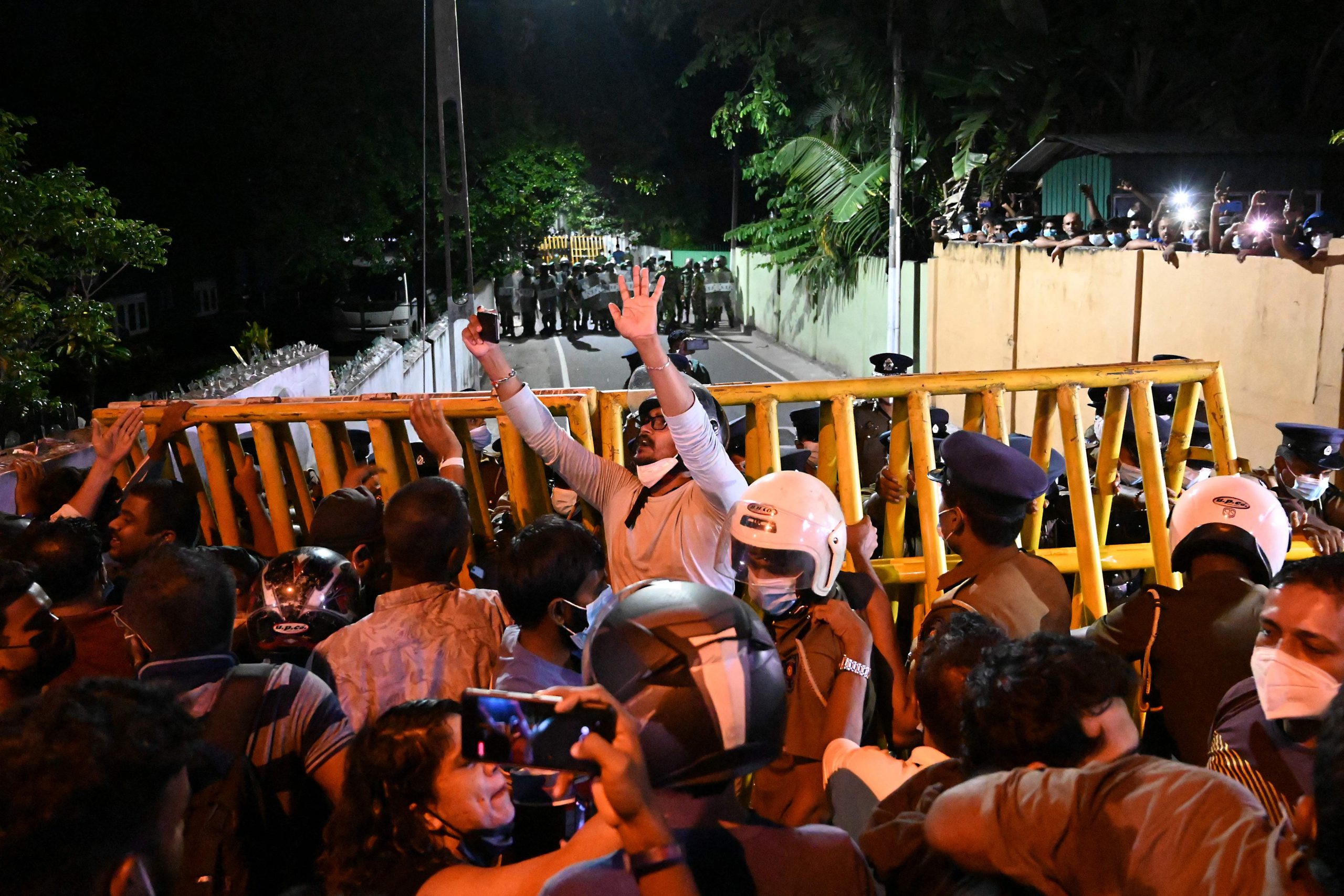 斯兰里卡陷经济危机　示威者图闯总统官邸　首都无限期宵禁