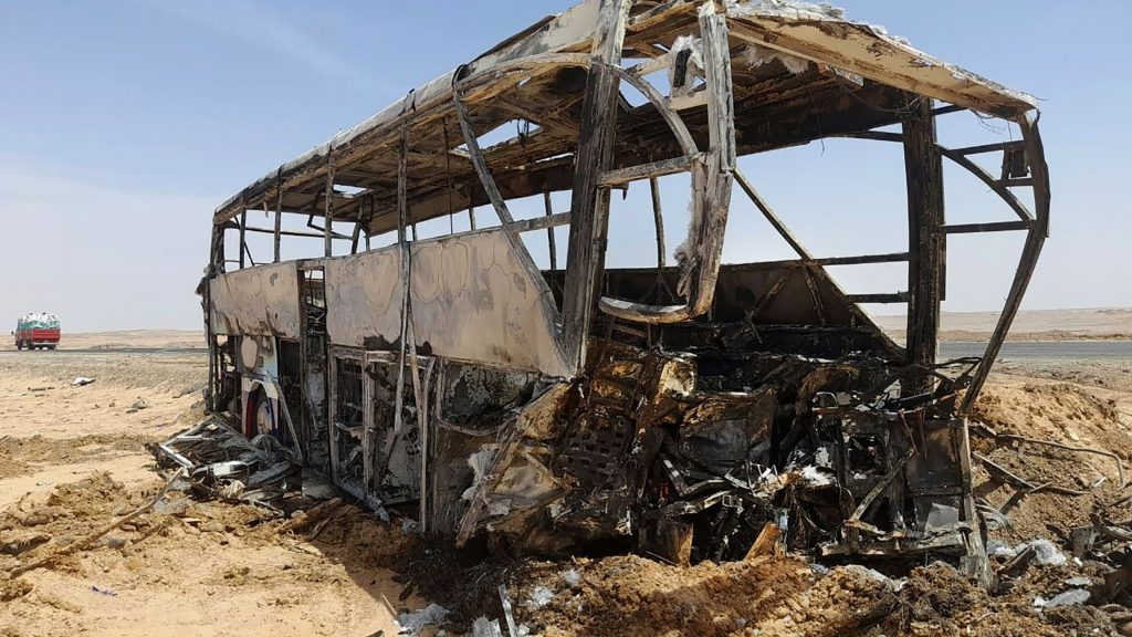 埃及旅游巴士汽车相撞 10死14伤
