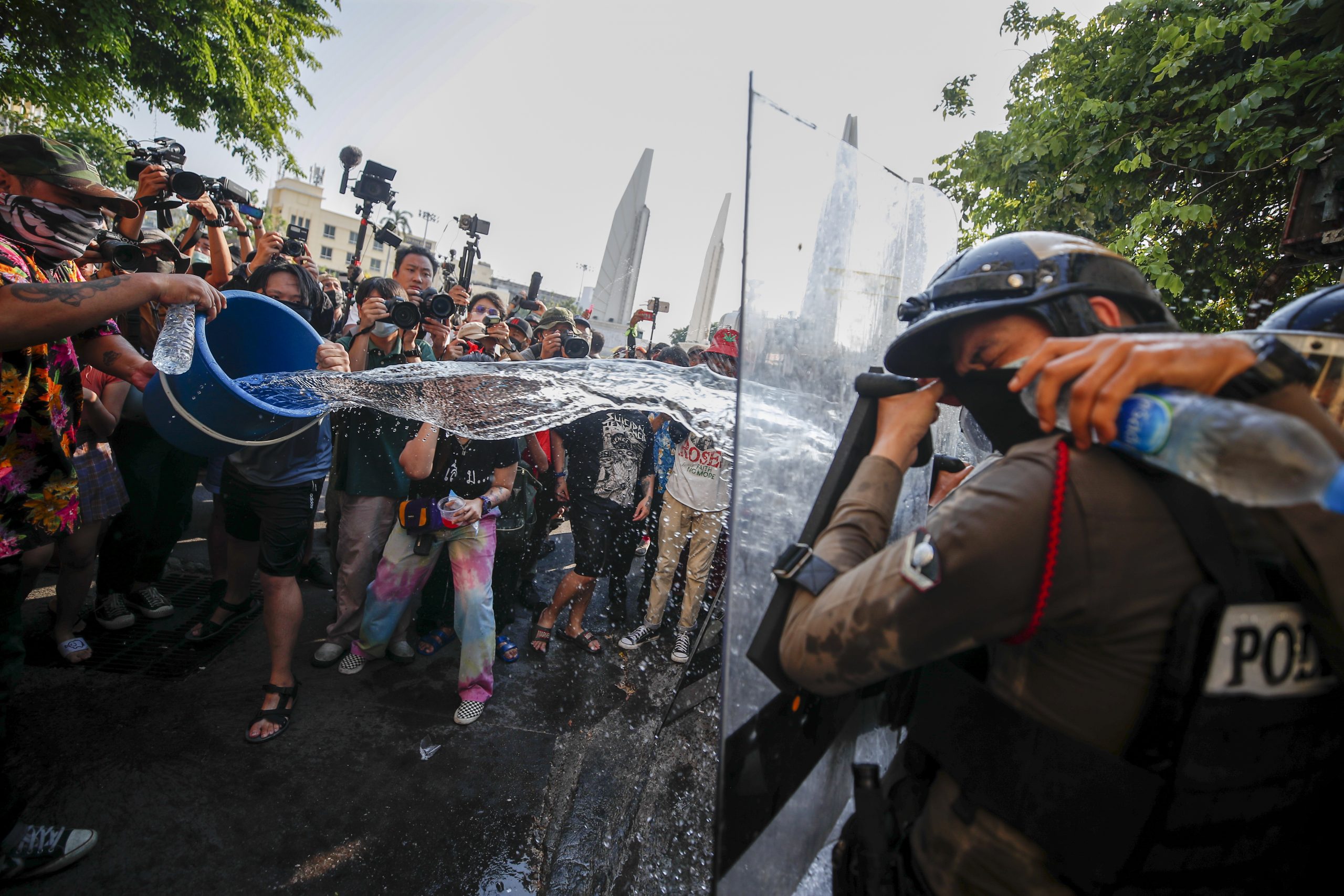 无视宋干节不能泼水等规定 泰民众外国游客聚众泼水