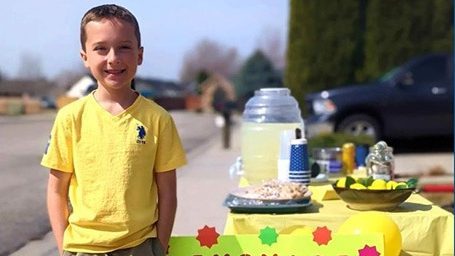 9岁童义卖柠檬水 筹逾8000捐人道协会