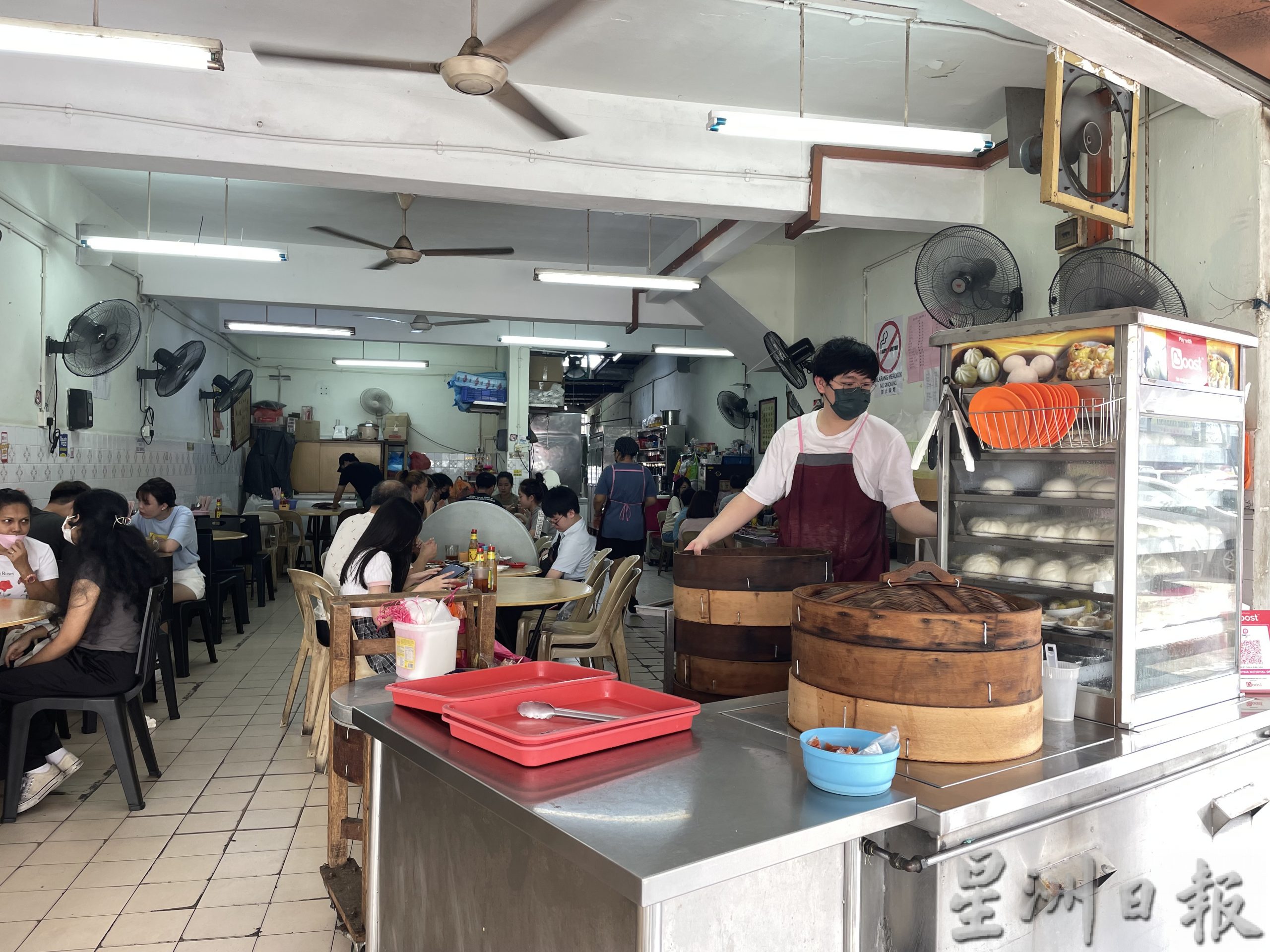 柔：【特稿】：新山食店现狮城客 客源回流1%至40%