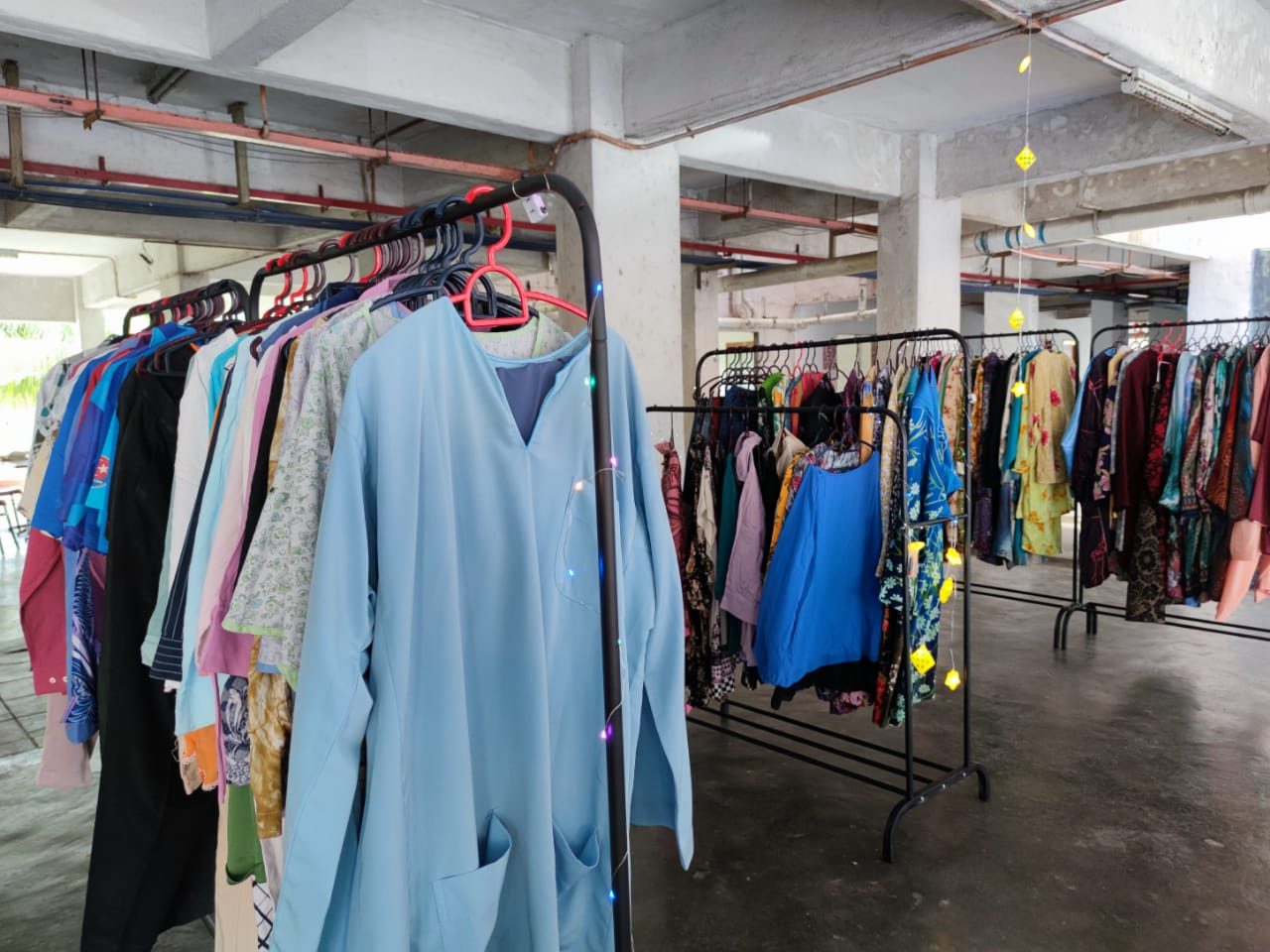 玛丽娜刘镇东设二手衣铺  收集千件二手衣免费送