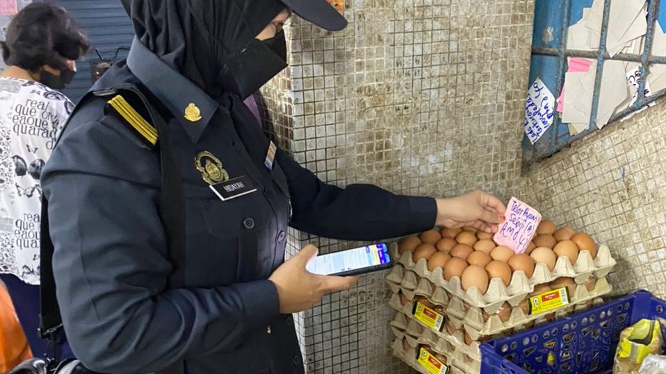 麻坡贸消局突击检查净鸡与鸡蛋价格 开出总额3700令吉罚单