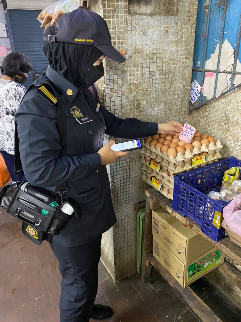柔：*显刊*新闻：麻坡贸消局突击检查净鸡与鸡蛋价格，开出总额3700令吉罚单