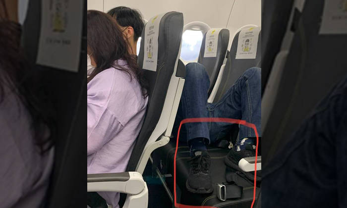柔：狮城二三事：男子穿鞋躺飞机座椅  酷航吁乘客尊重和负责任行为