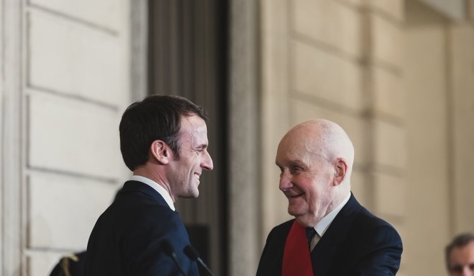 法国国宝级男星离世 总统马克龙发文悼念