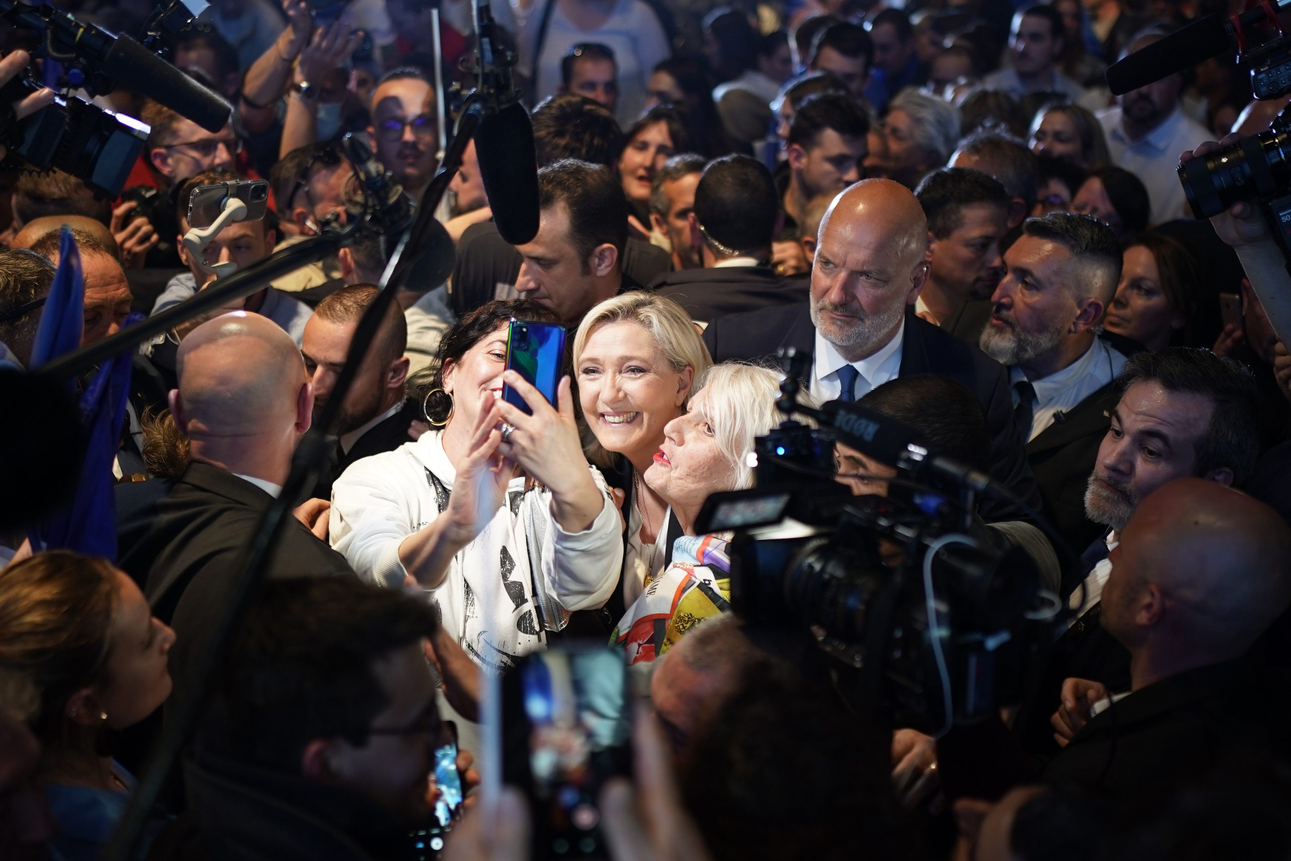 法国总统选举星期日首轮投票 马克龙领先优势收窄 结果难料   