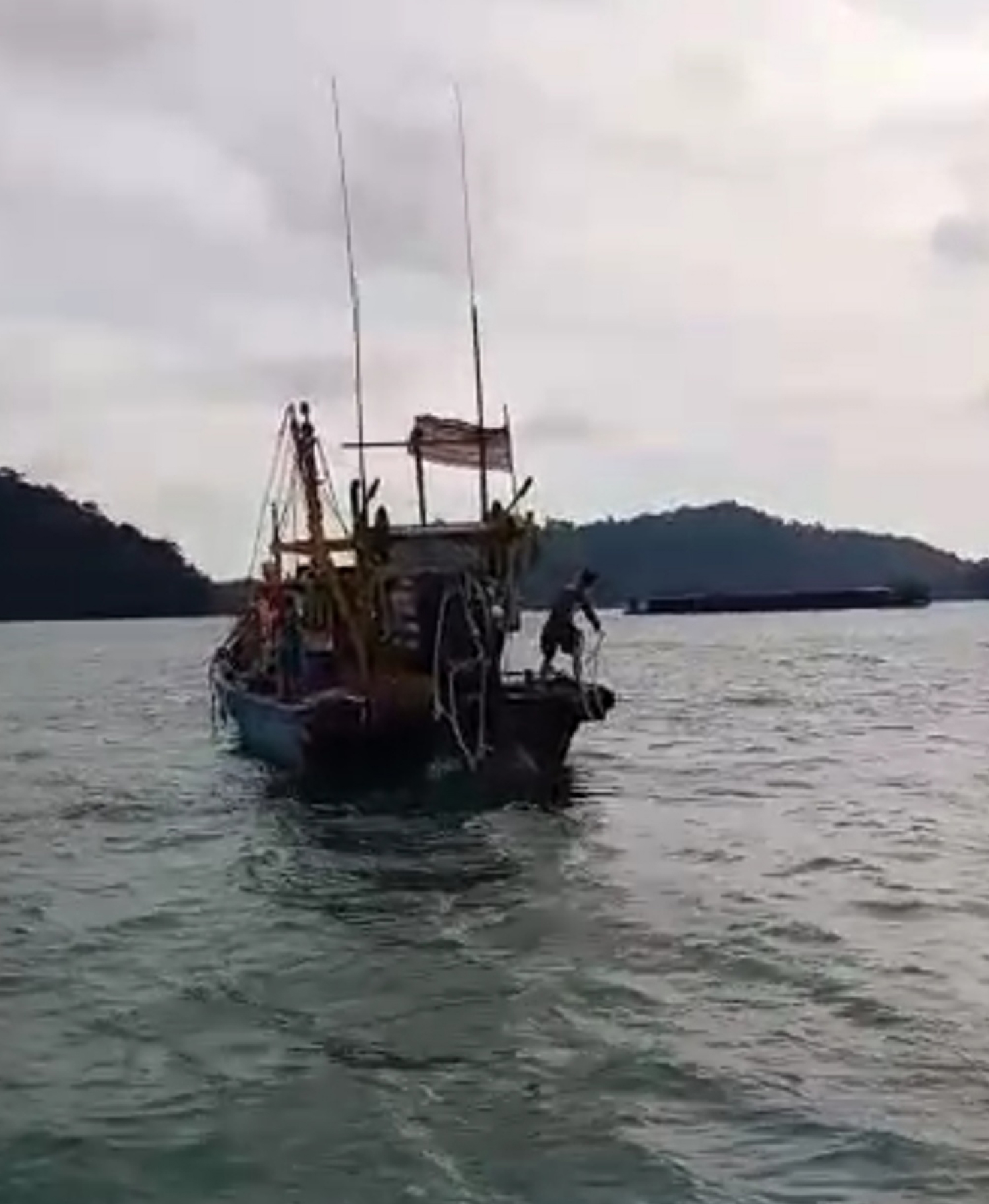 渔船在被禁海域捕鱼 连人带船被扣捕