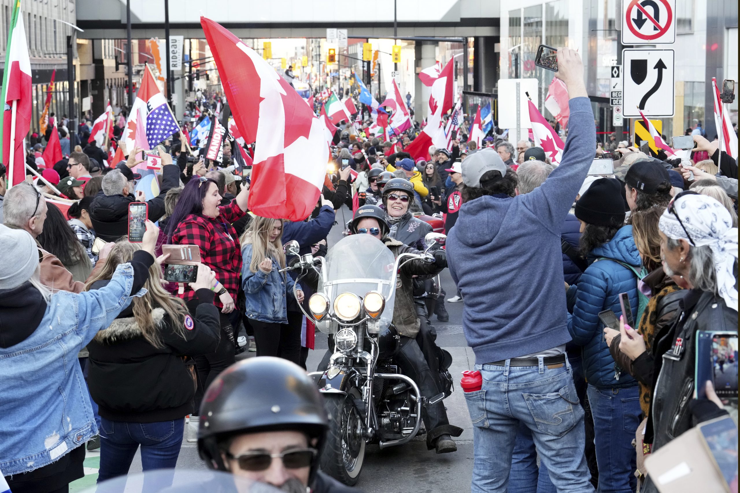 渥太华再现车队示威游行 抗议政府权力过度扩张