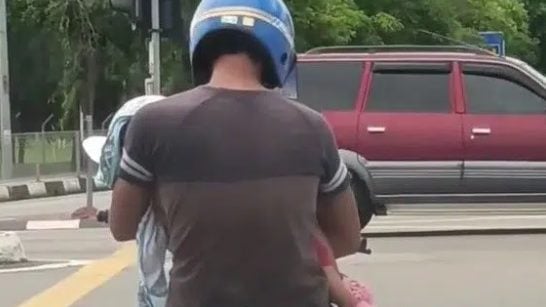 父亲烈日当空 手抱婴儿驾摩托引关注