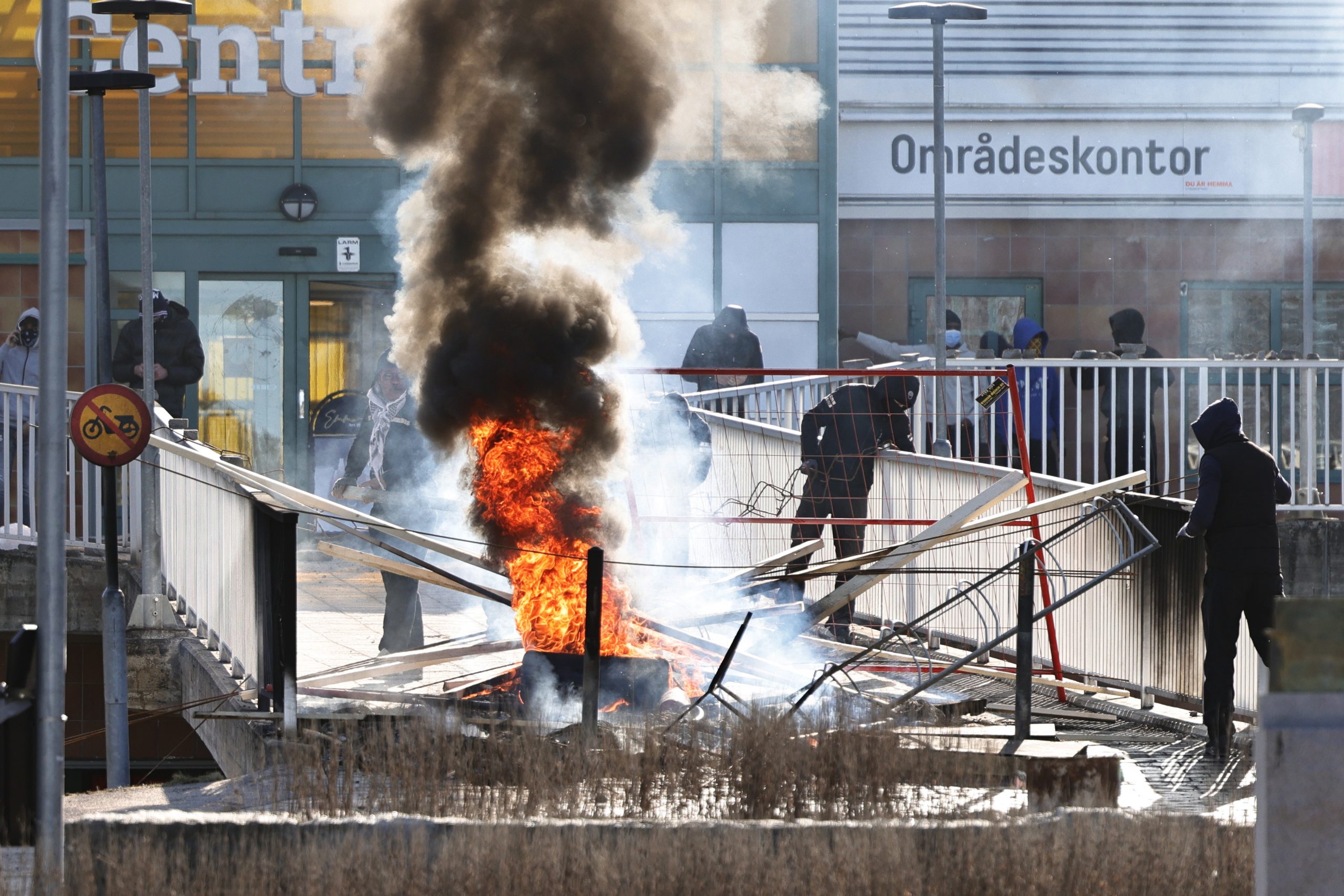 瑞典／极右派反穆斯林移民示威 引爆警民冲突