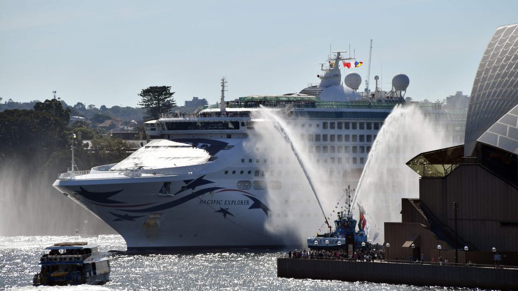 疫情两年多后 第一艘邮轮重新驶入悉尼港