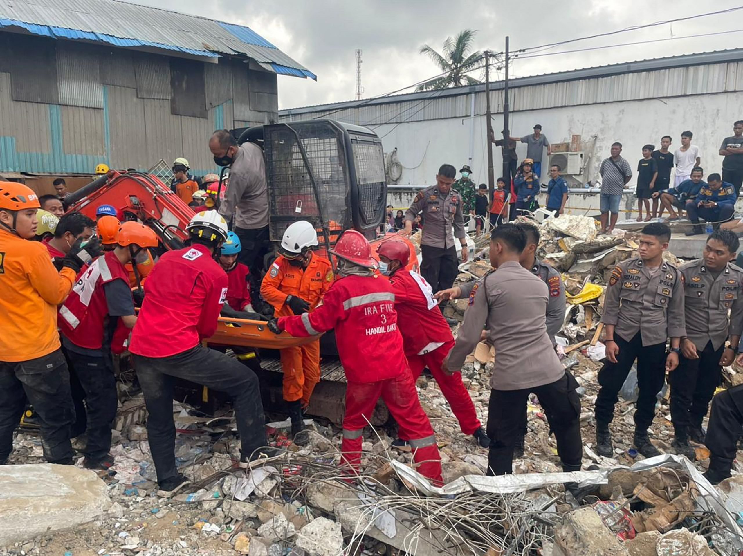 看世界 印尼迷你超市坍塌5死9伤
