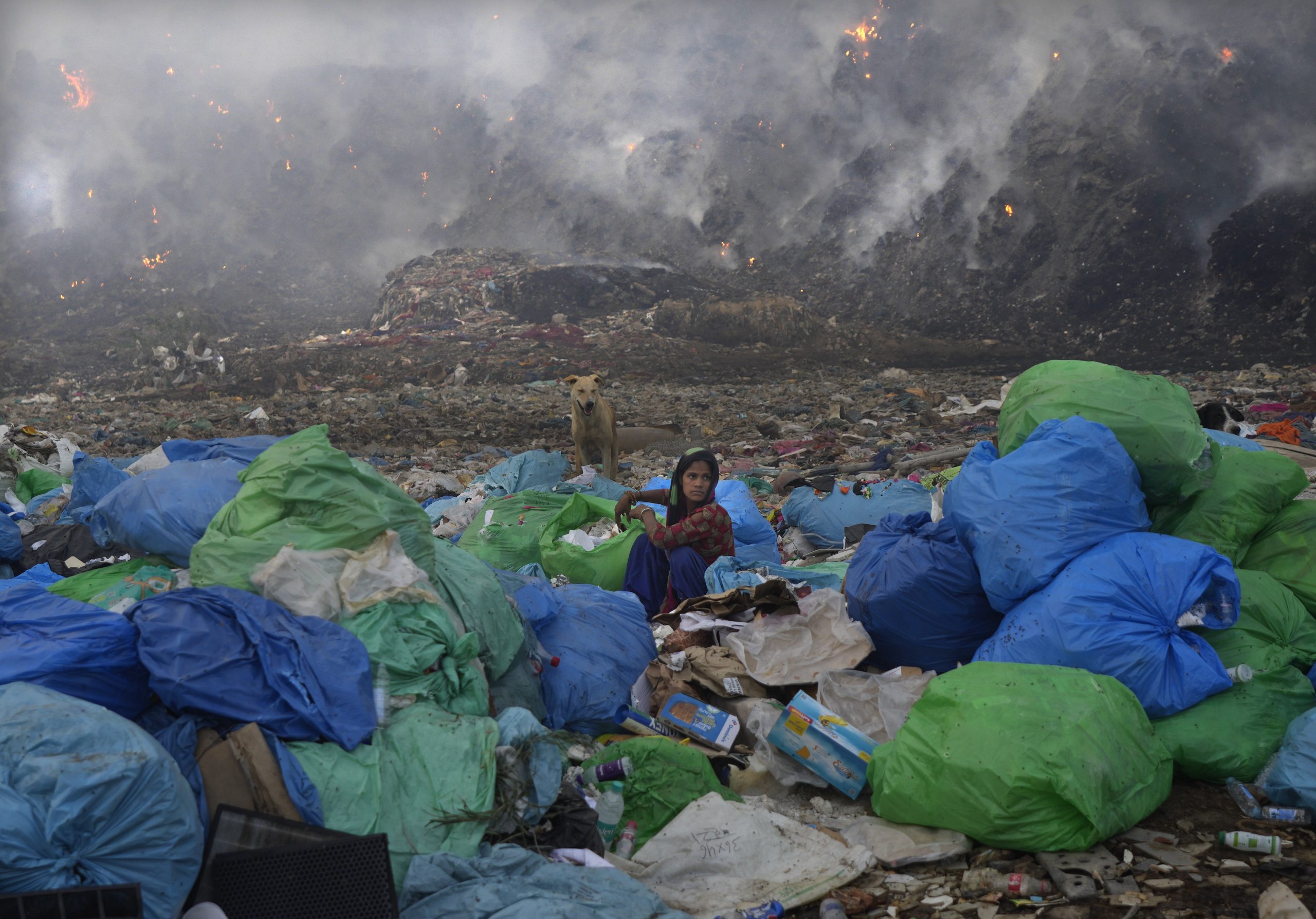 看世界　　　新德里大型垃圾山大火 火势持续到深夜