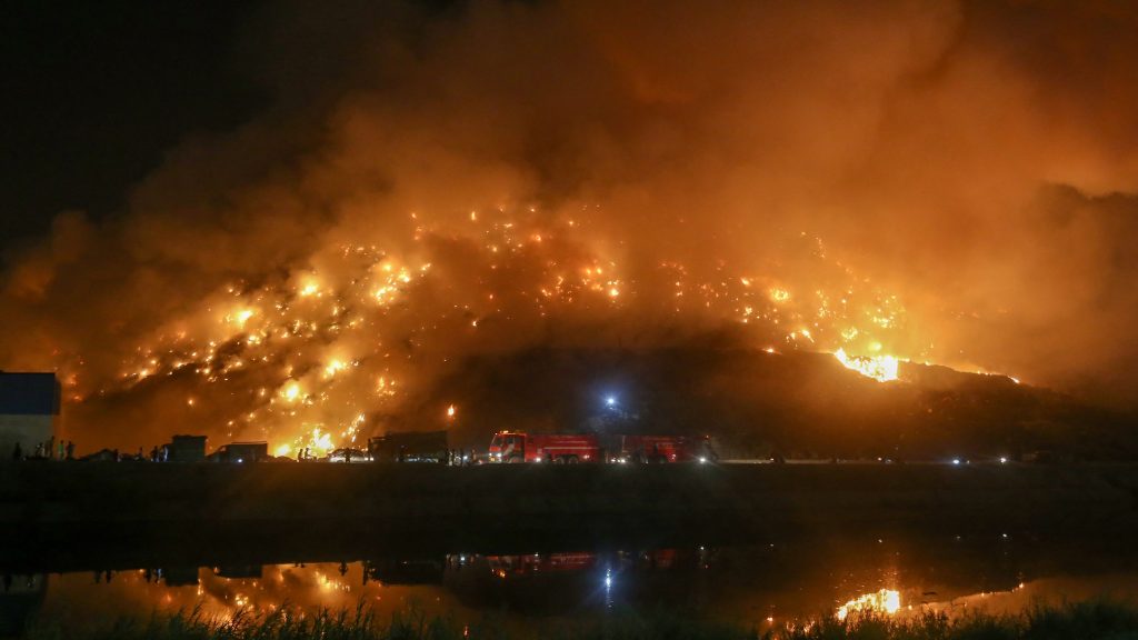 新德里大型垃圾山大火 火势持续到深夜