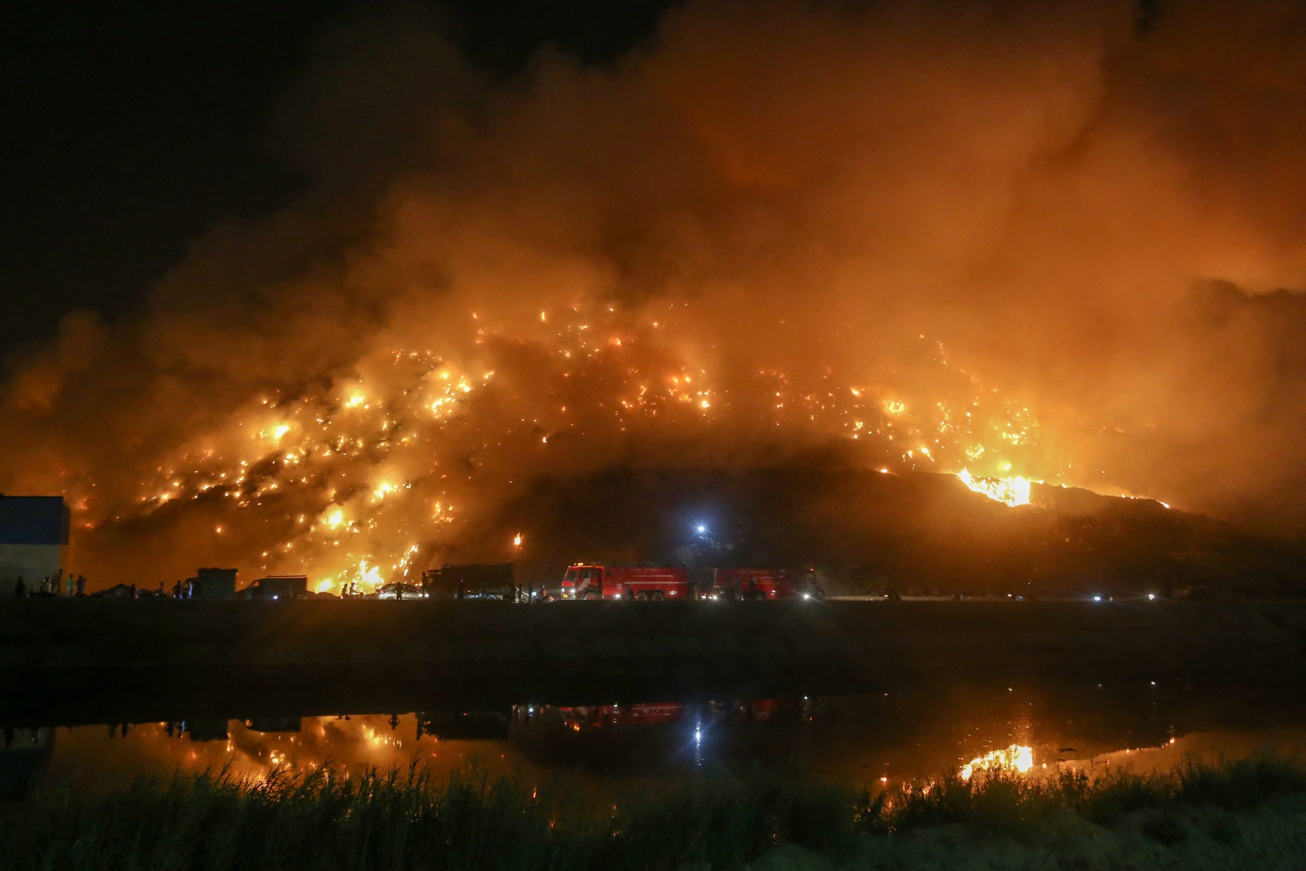 看世界　　　新德里大型垃圾山大火 火势持续到深夜