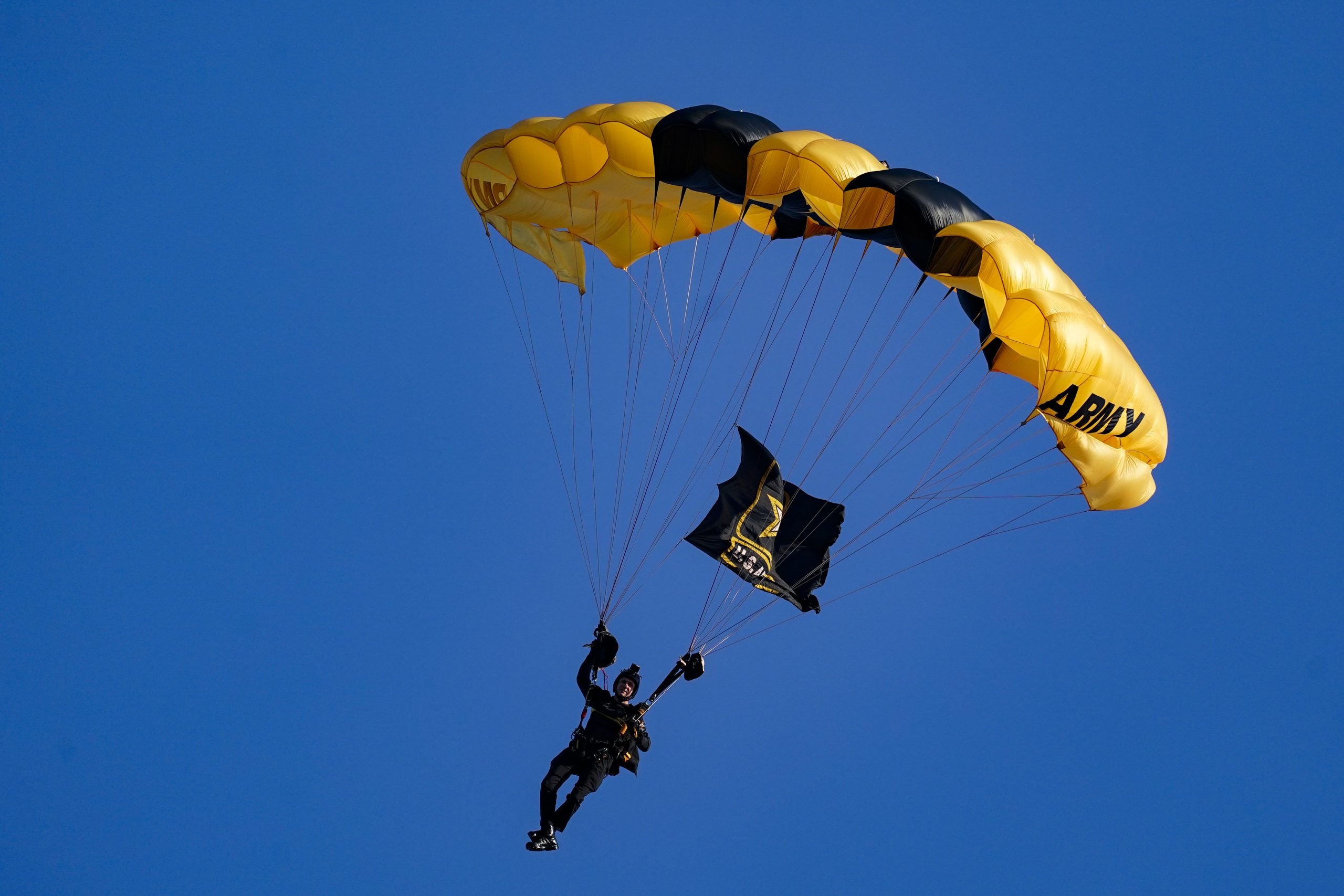 看世界两图）陆军跳伞队飞机盘旋　美国会误当威胁疏散