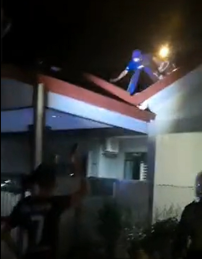 破门行窃被警民包围 毒虫爬屋顶摔地被捕