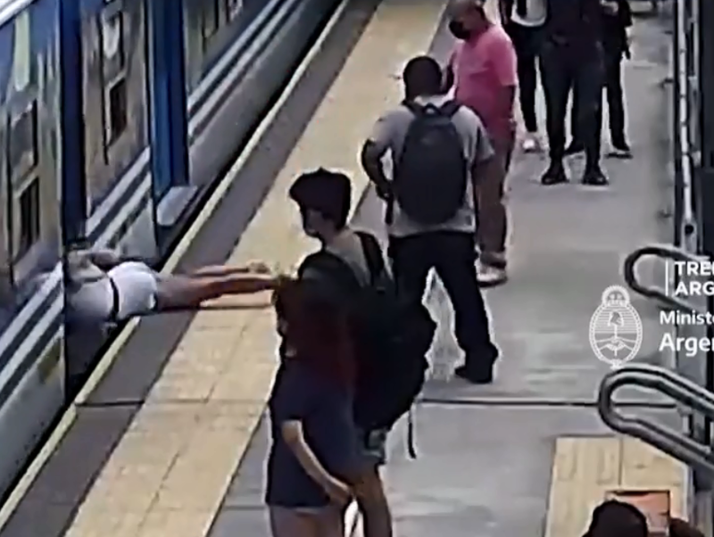离奇影片流出！火车进站时掉进铁轨 阿根廷女子奇迹生还