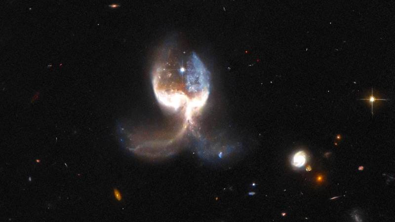 绝美天使之翼！ 哈伯捕捉到3.3亿光年外2星系奇妙合体