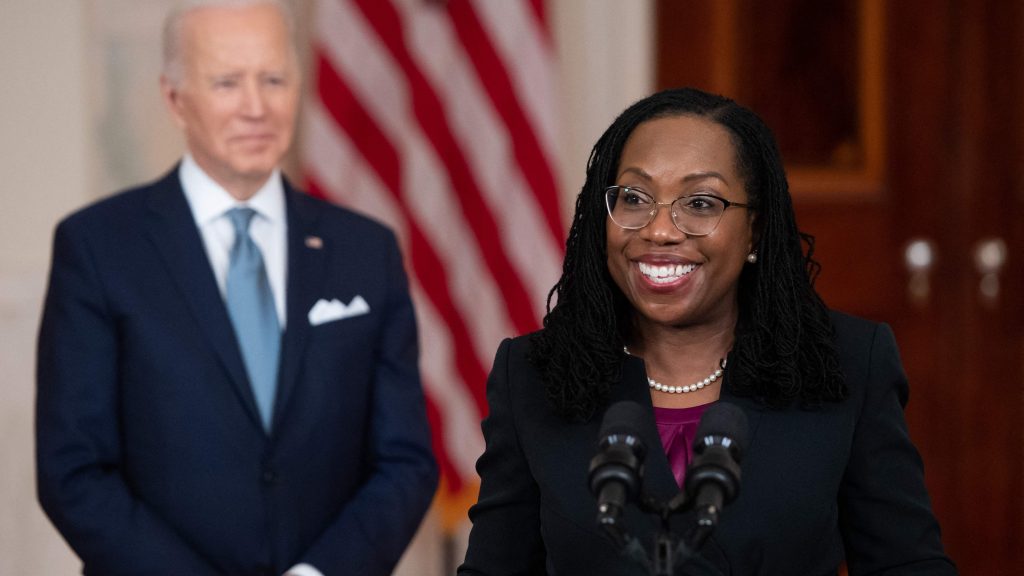 美国史上首位非裔女性大法官  参院通过杰克森任命案