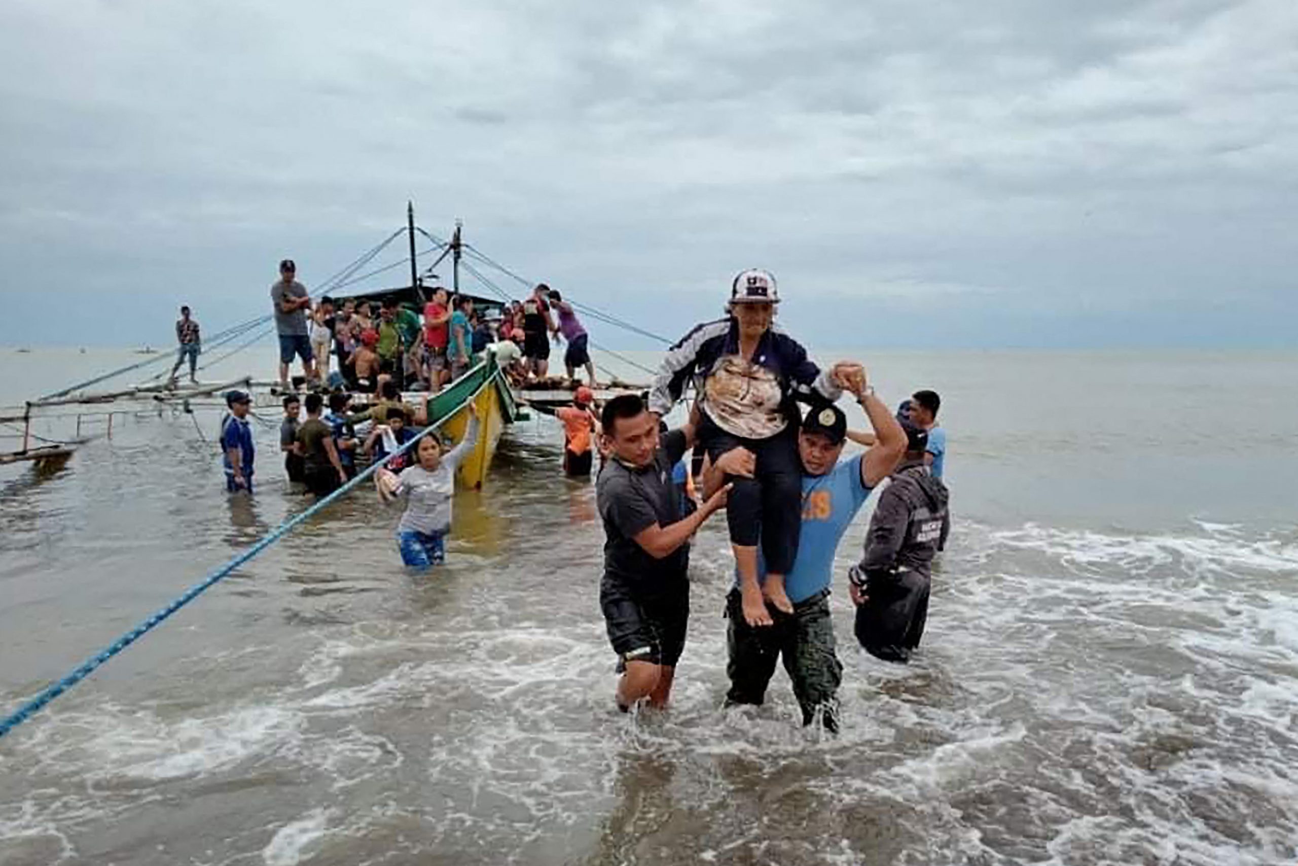  菲律宾土崩水灾死者增至58人