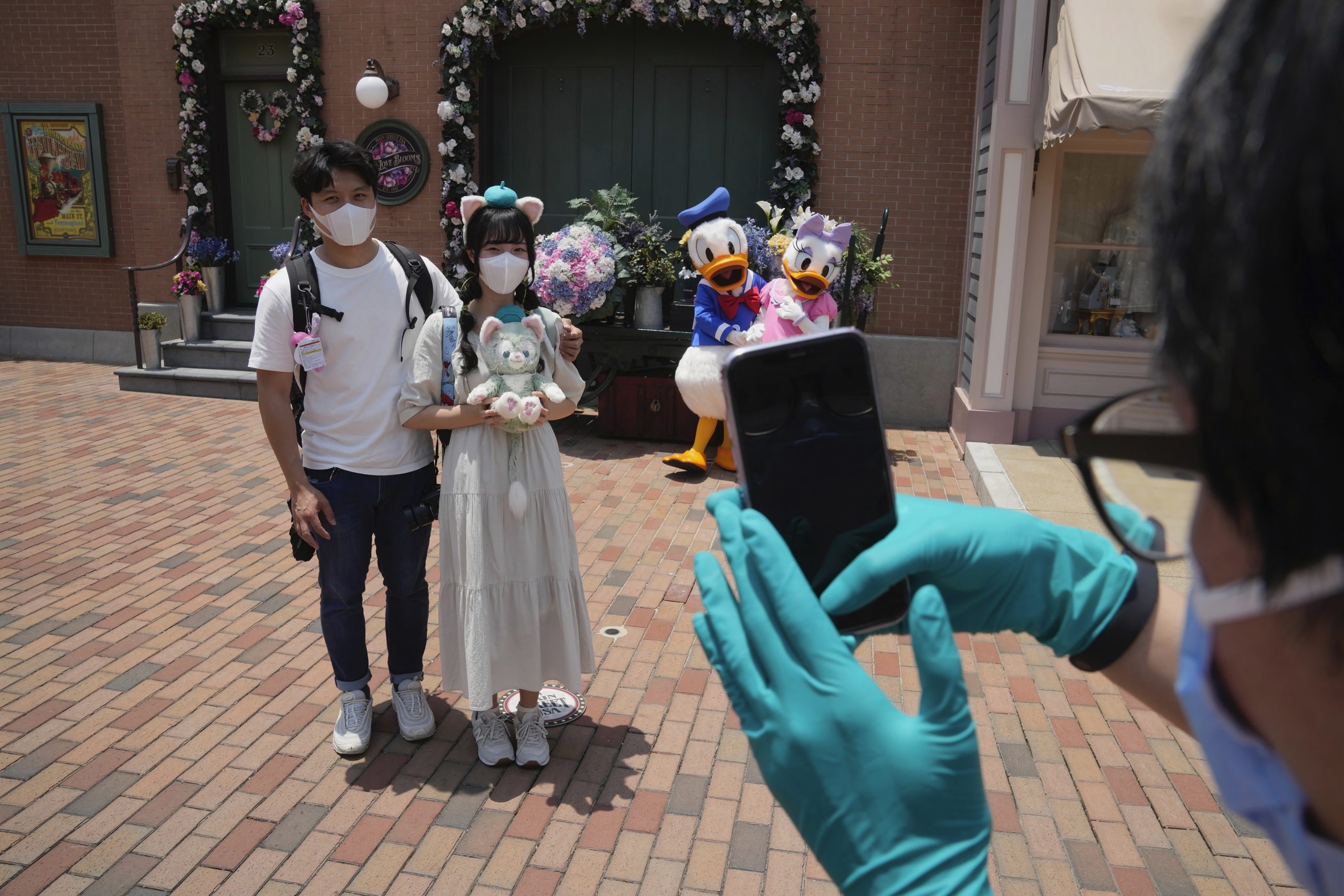 迪士尼乐园重开 香港经济民生活动局部恢复