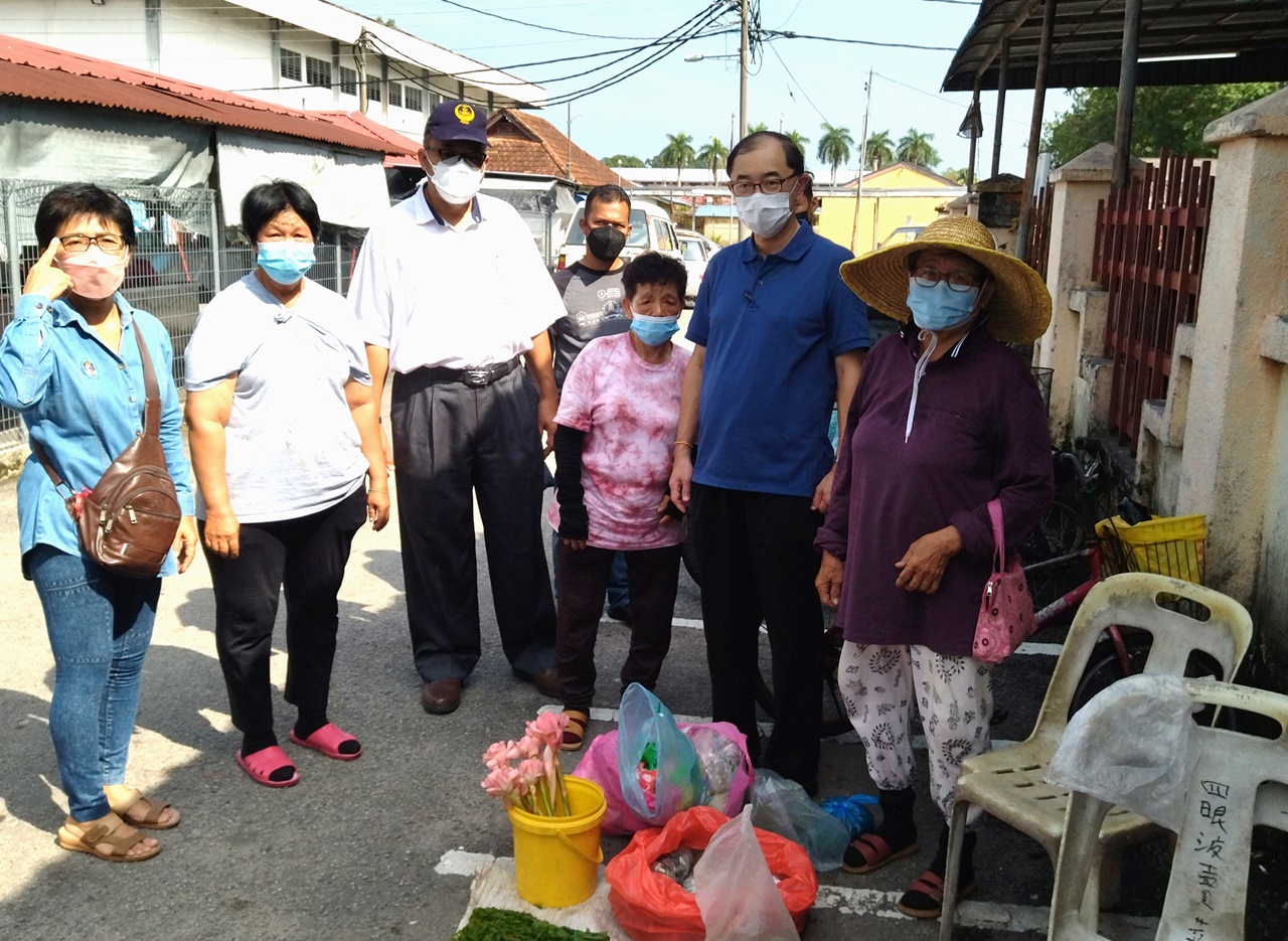 霹／马汉顺协助5妇女获批在巴刹入口处固定摊位经营
