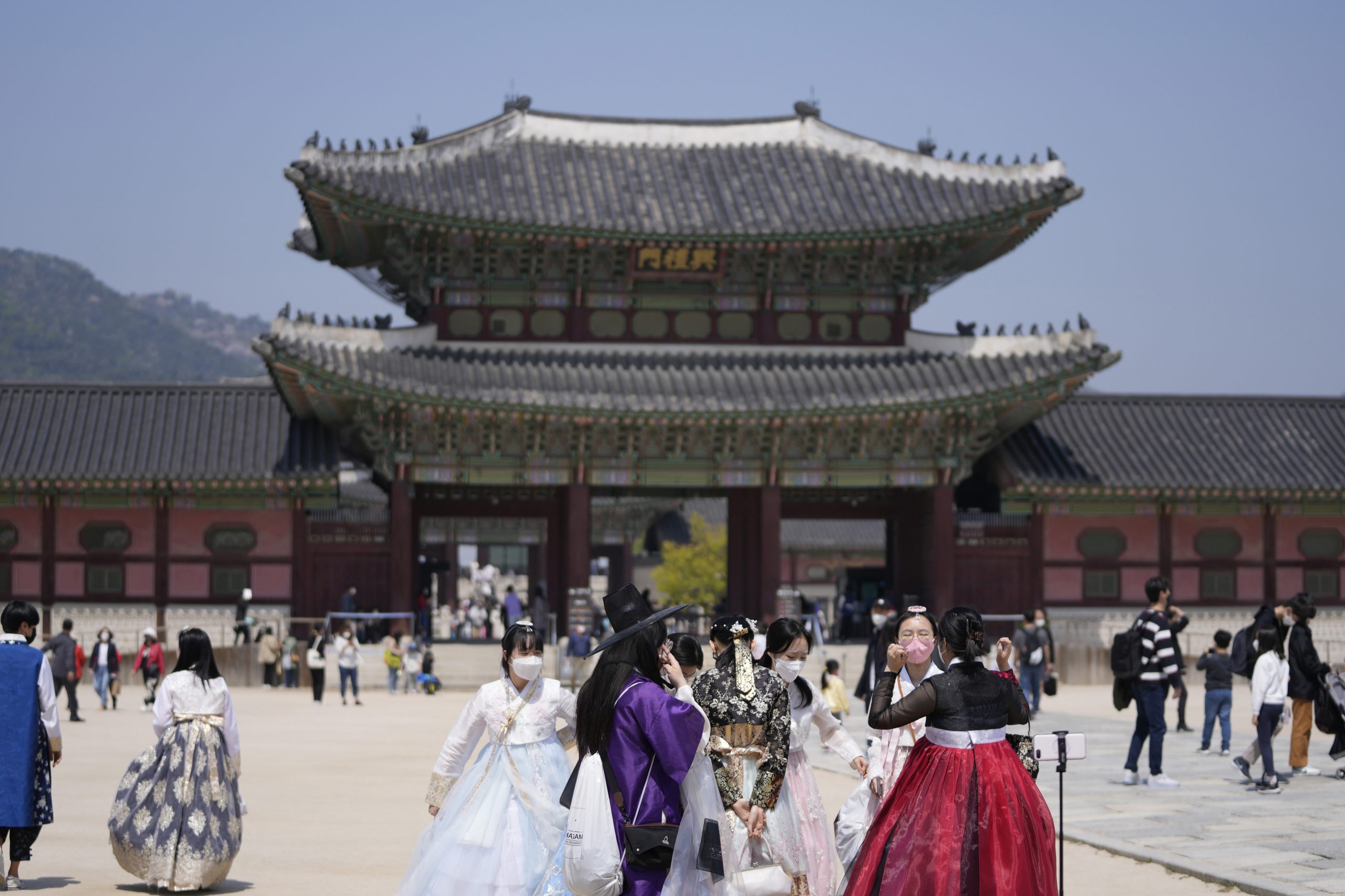 韩国全面解除社交距离措施 仍需戴口罩