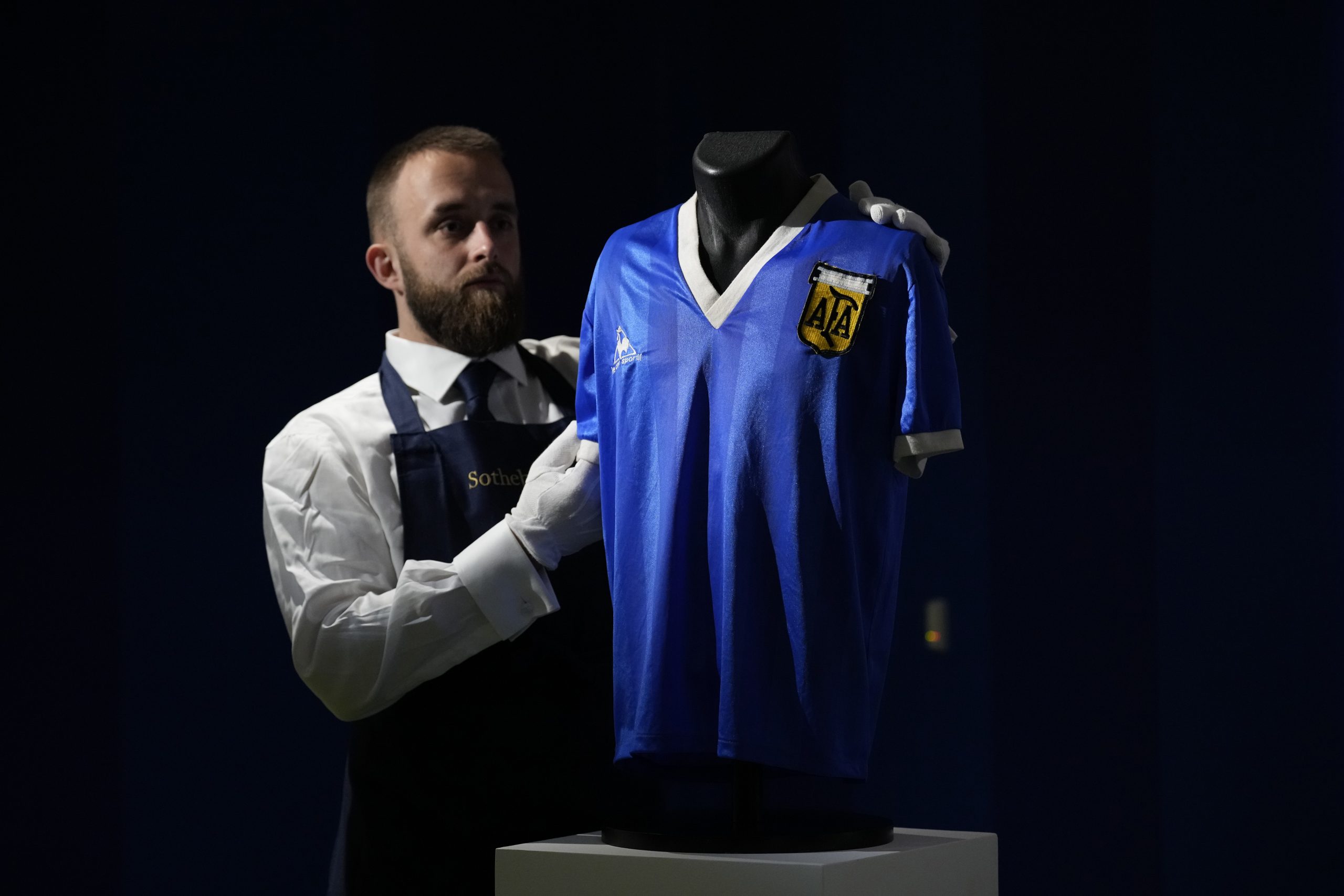 马拉多纳球衣开始拍卖  首次出价2240万