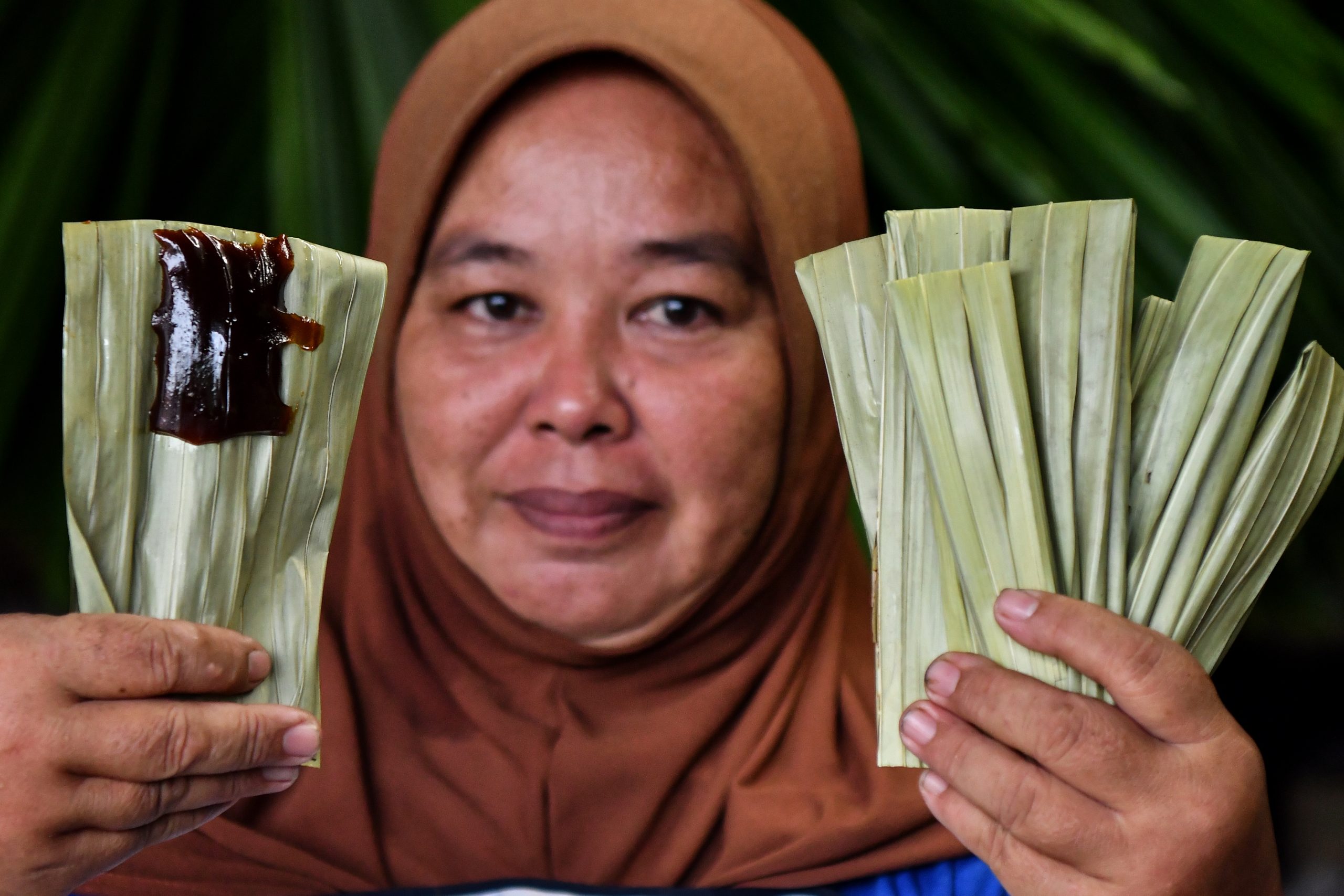 马来妇女传承特制 棕榈叶糯米糕飘香