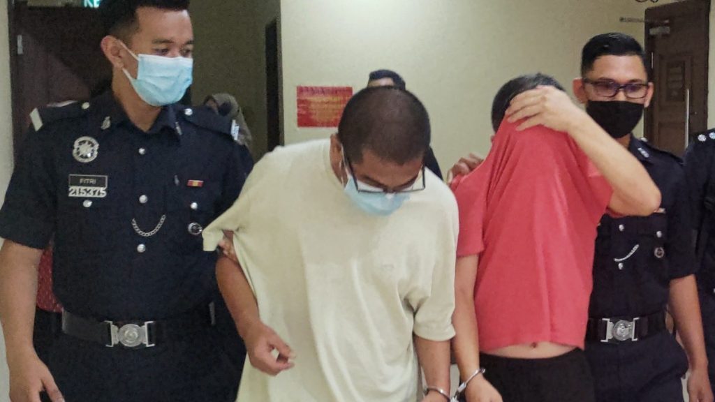 印尼男脚栓椅子坠死案 2华男控谋杀不准保释