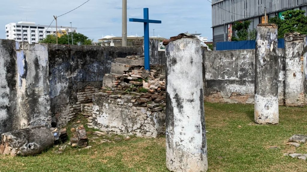 被遗忘的古迹……  圣劳伦斯教堂剩残柱刻碑