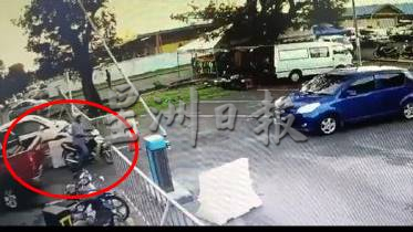 （古城第二版主文）摩托车硬闯峇株安南批发公市，入口处升降杆常被破坏