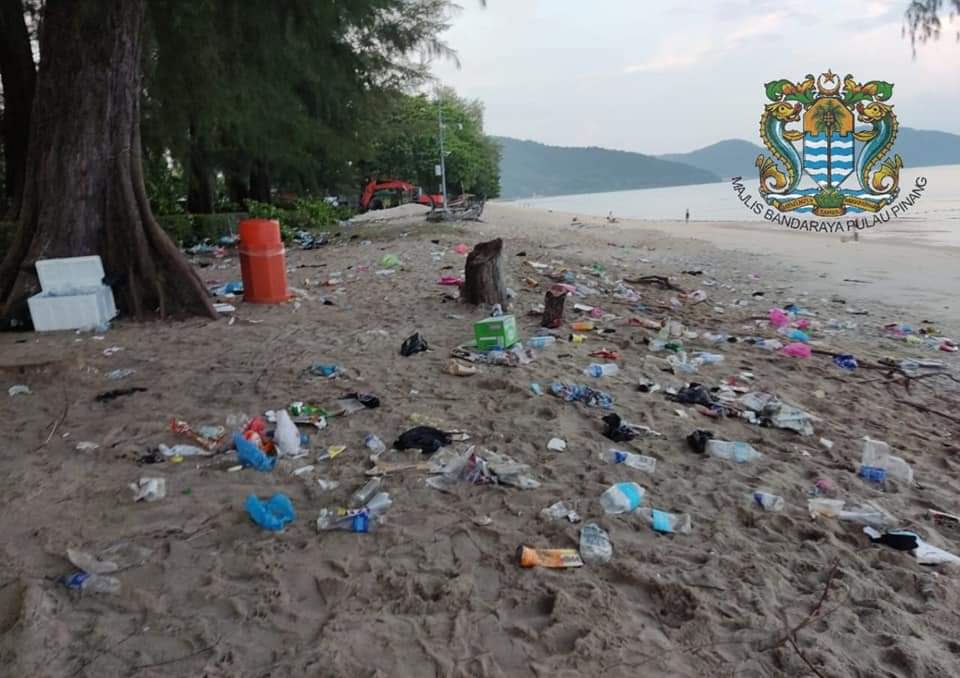 （大北马）峇都丁宜沙滩狂欢，游客留大量垃圾遭谴责