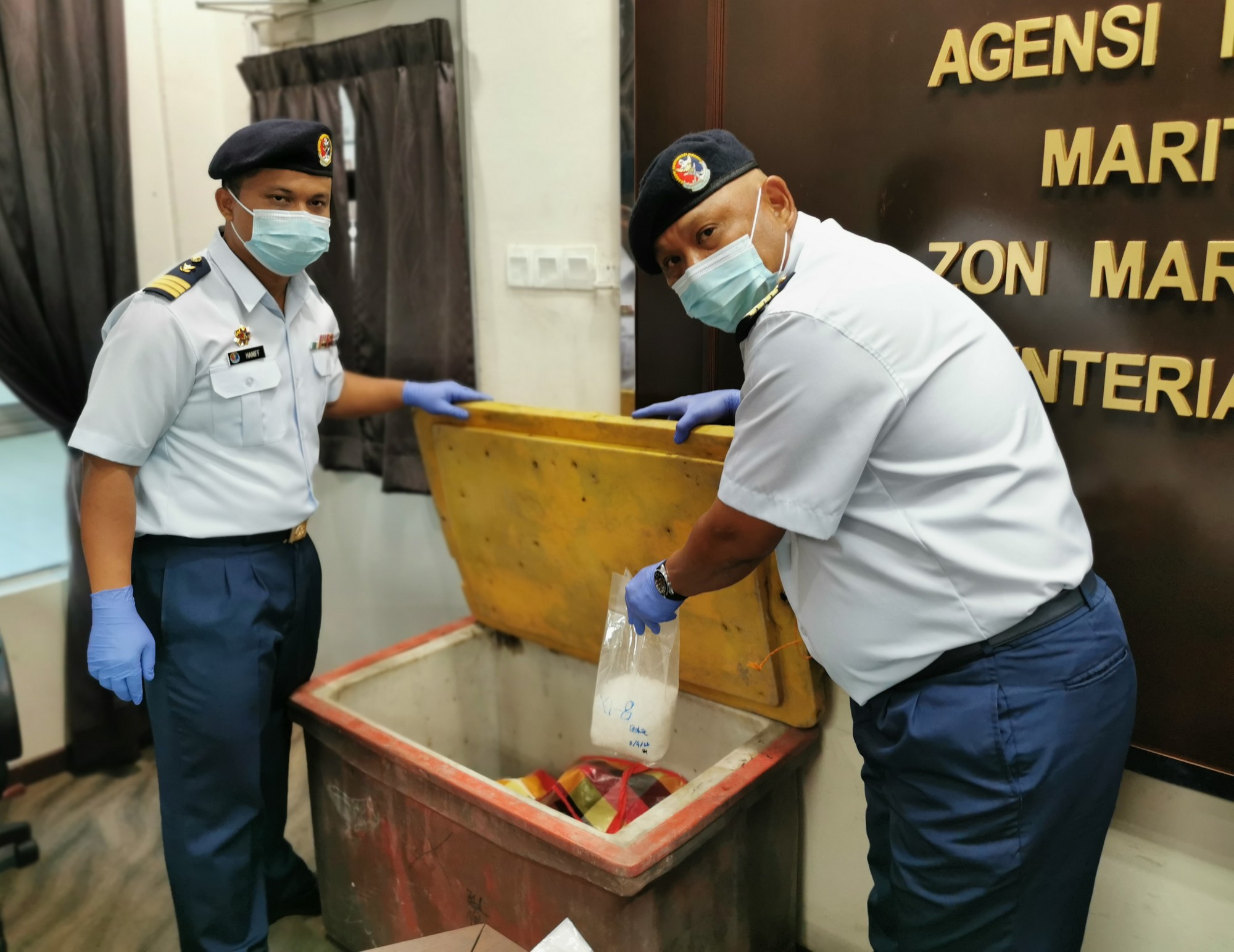 2男子乘渔船运毒至印尼，遭截查弃船逃留12公斤冰毒