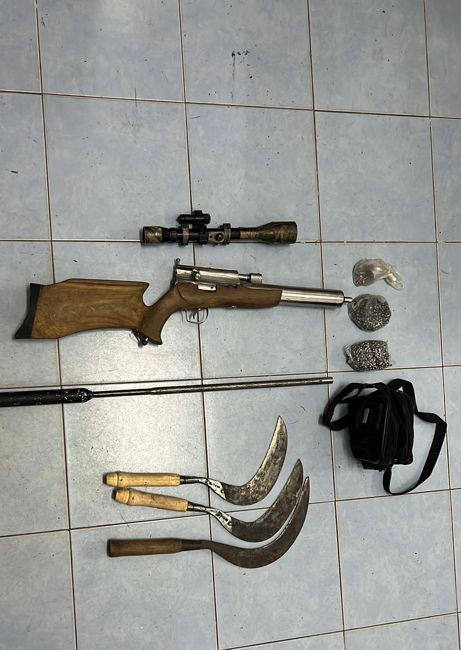 （已签发）柔：水警逮捕4名印尼偷渡客 起获汽枪、锡子弹和镰刀
