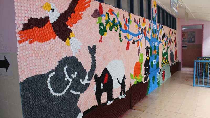 沙首所学校缔造壮举 大同瓶盖壁画创纪录
