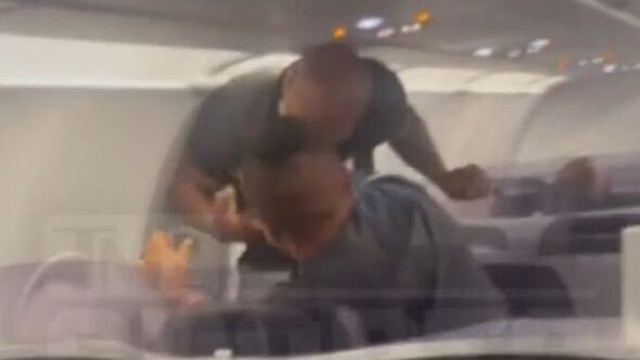 机上乘客“不识相”纠缠  拳王泰森暴怒揍到流血