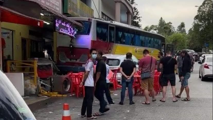 巴士往后滑撞2餐馆  数车遭殃 食客惊慌逃命