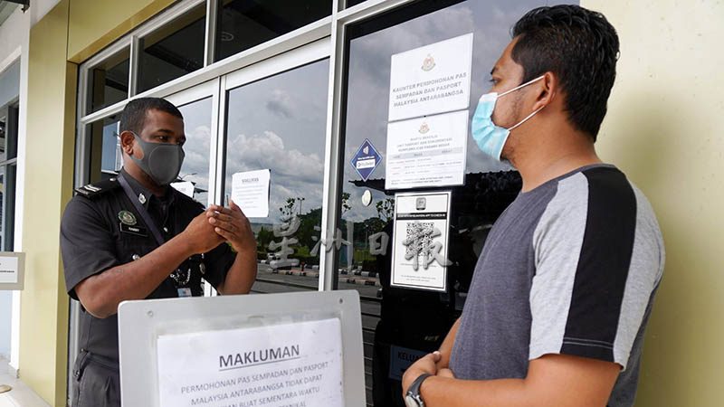巴东勿刹移民局今天重开边境通行证服务柜台，百人涌往申请，导致系统一度受影响