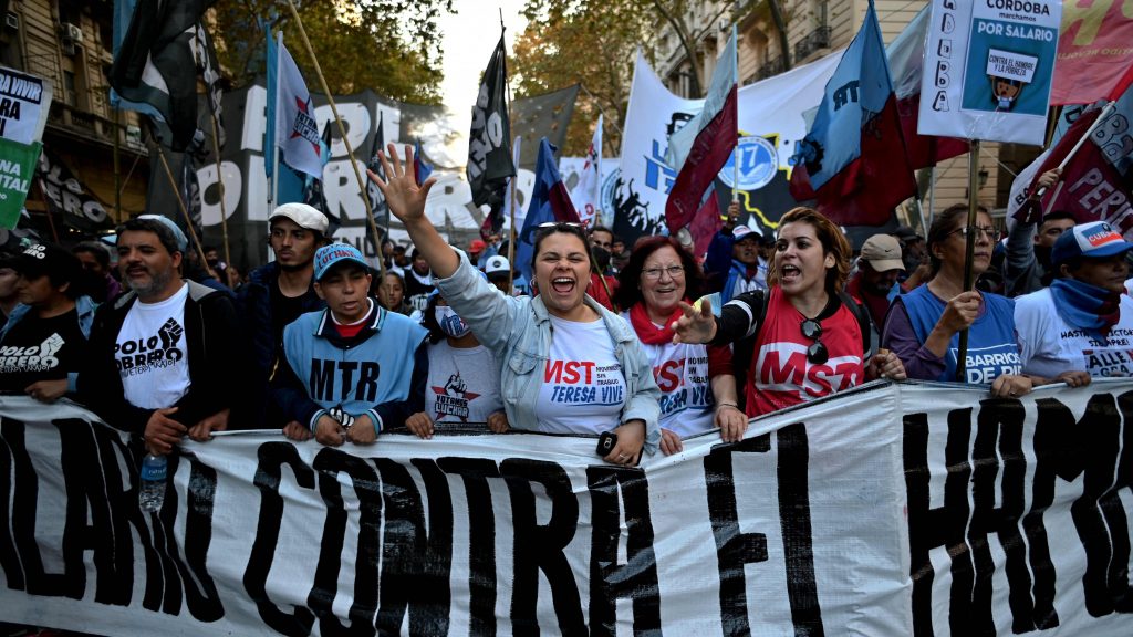 15万劳工阿根廷街头游行 要求加薪改善贫困