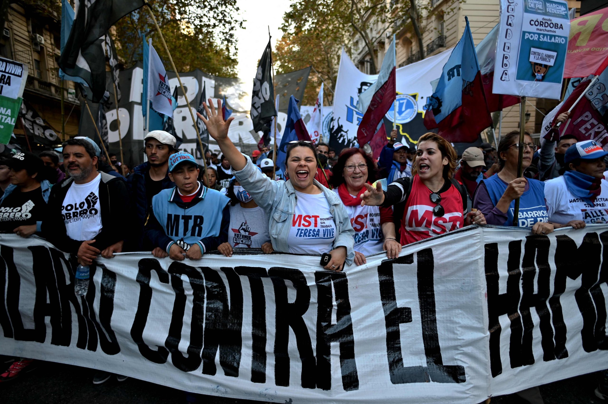 15万劳工阿根廷街头游行 要求加薪改善贫困