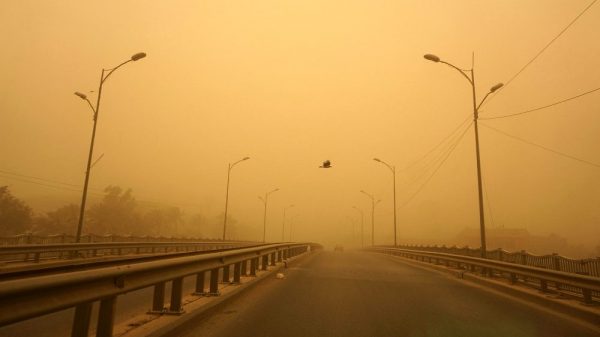 Sandstorm forces closure of Iraqi airports, public buildings