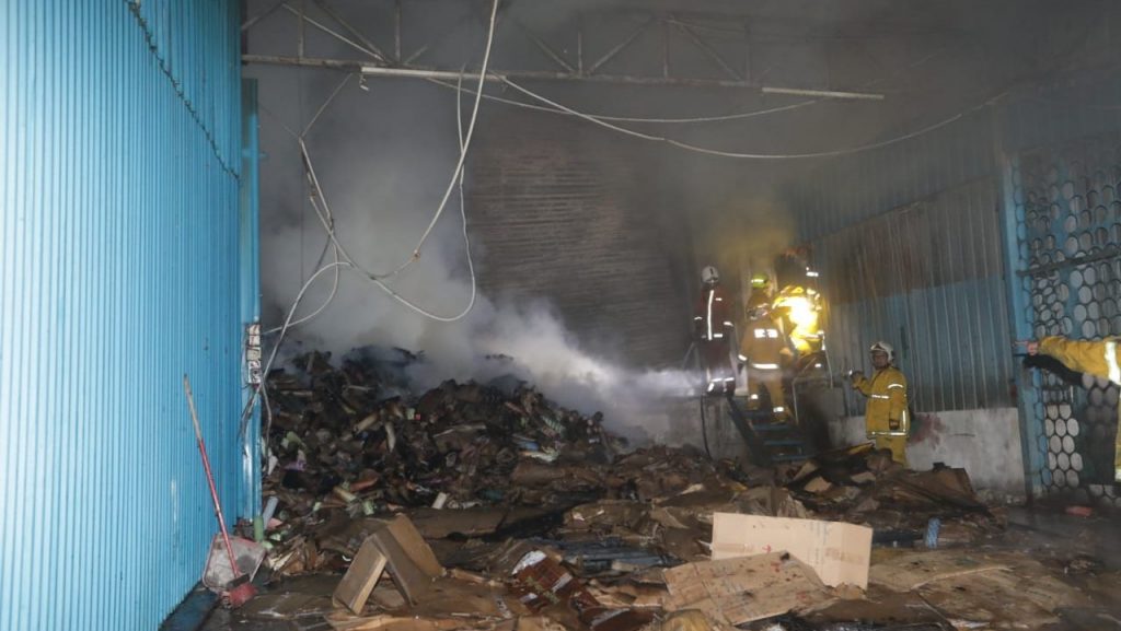 猛火烧塑料厂逾2小时半 大火仍未全数扑灭