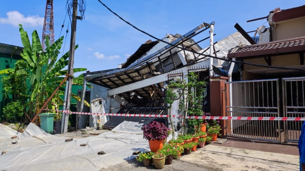 蕉赖第一花园2房屋坍塌 · 同排9屋现裂痕 居民紧急疏散