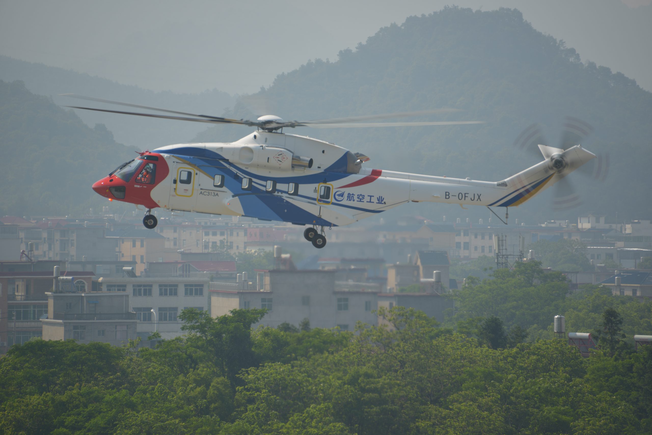  AC313A民用直升机首飞成功　助应急救援