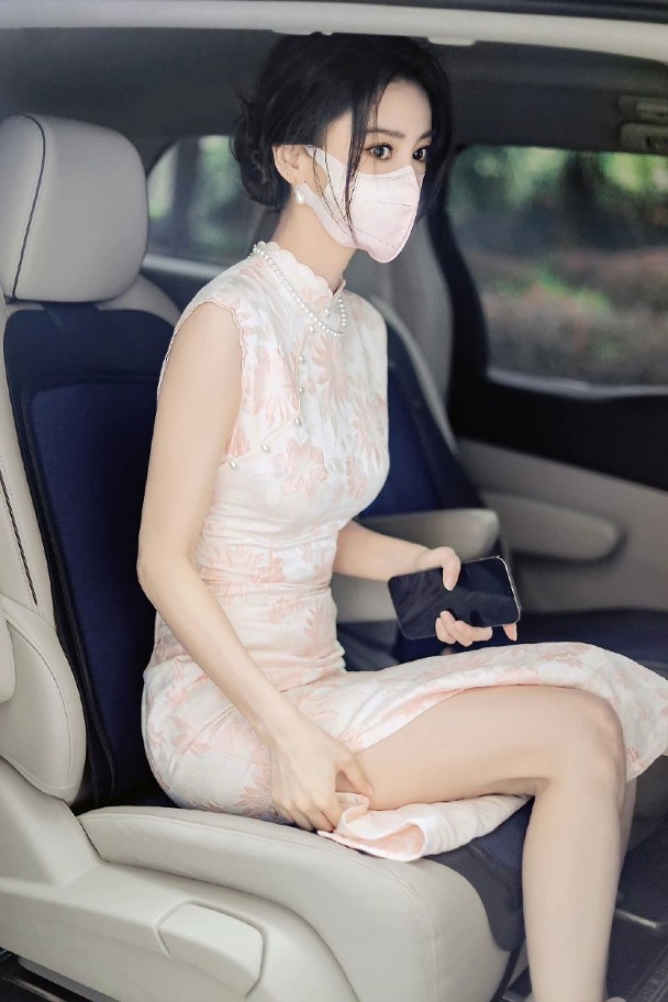 Angelababy旗袍造型古典优雅　1举动被质疑嫌弃粉丝